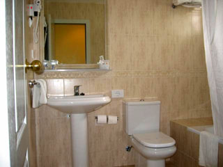 Nerja Hotel - bathroom